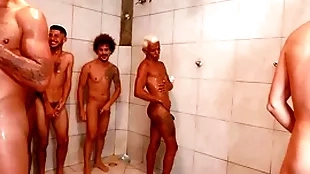 Partida de futebol acaba numa suruba no chuveiro e vestiario.
