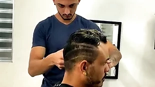 Kadu ventrí e edu scott - fodi meu barbeiro com muito tesão sexo bareback