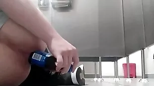 Me follo el culo con botella en baño público y alguien me vio