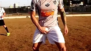Jogo de futebol termina em suruba