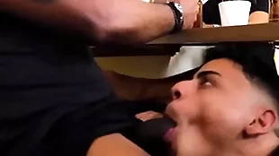 Novinho dando pro amigo do pai escondido