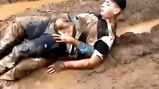 Sexo gay en un bosque de barro solos y perdidos