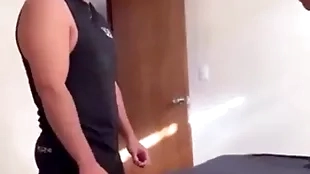 Me follo al plomero que está bien delicioso