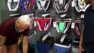 O atendente me fodeu bem gostoso