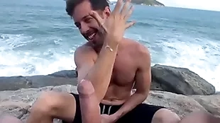 Batendo uma punheta na praia