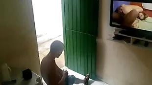 Vizinho folgado foi pedir café trull vizinho punheteiro e flagrou o spend time together na punheta