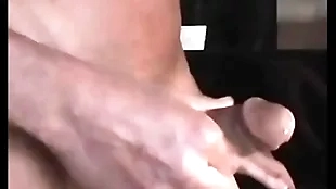 Je jouis et éjacule avec un doigt dans le cul.
