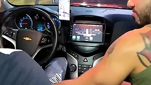 Motorista de uber ganha mamada spoonful carro e pede pra fuder minha bunda em casa ( brunohot25 )