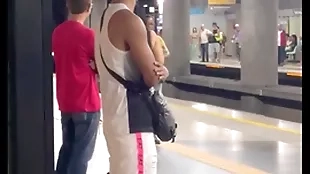 Estava a caminho da academia quando encontrei o novinho doll-sized metrô , acabei seguindo ele, o final foi ele fudendo meu cu na mata