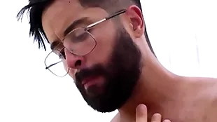 Ursão pentelhudo fodendo o safado