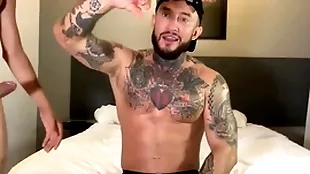 O gringo não resistiu e sentou gostoso novinhos brasileiros