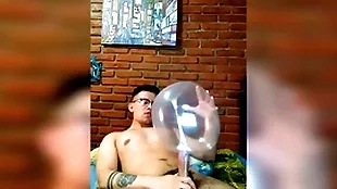 Vergón activo se masturba sweep globo de condón