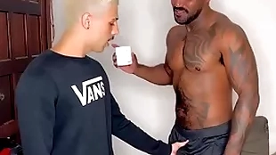 Fui pedir açúcar trull vizinho negão dotado e o putao me deu leite na garganta
