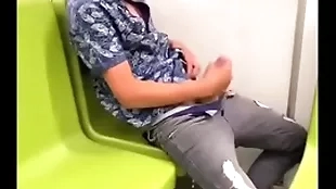 Máscarado batendo punheta no metro