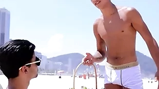 Novinho dando bungle coelho da páscoa pirocudo