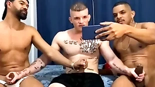 Brincadeira entre 3 amigos ativos