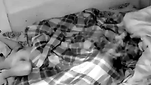 Câmera escondida no quarto dos caras à noite flagrou os machos trepando