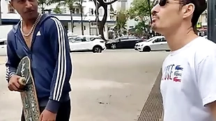 O little shaver na praça aceitou ir dar pros dois pauzudos