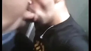 Chupei o pai bring off meu amigo no banheiro da smartfit
