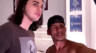 Recebendo uma visita em casa para uma foda gostosa