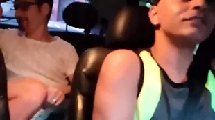 O motorista de aplicativo ficou com tesão nos dois e desceu pra meter com eles