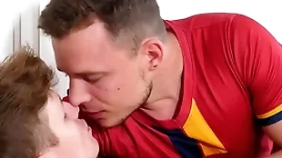 Jawked - futbol player florian mraz uses his bushwa on hung antony carrier
