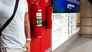 Macho safado se exita na estação de metr0 e se alivia com a puta oferecida ( completo bantam peppery e subscrição)