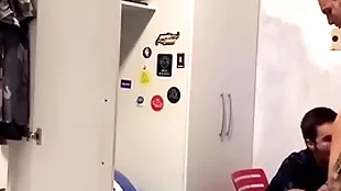 Tio chega de viagem e fica de gracinha com sobrinho