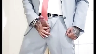 Macho de terno mostrando pica
