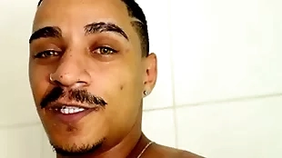 O banho e a chupada de um  negão dotadão e um branquinho de cú rosa!