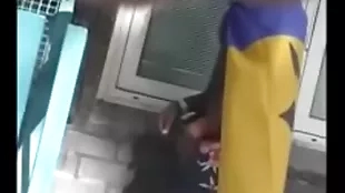 Homens mijando nas ruas