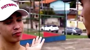 Amigos fodendo o novinho safado