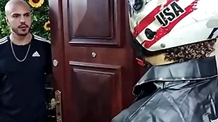O motoboy deu mole e o cliente chupou e sentou (henrique donatto)