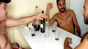 Cu de bêbadø gay não tem dono - ménage com amigos e dupla penetração (guilhermedott)