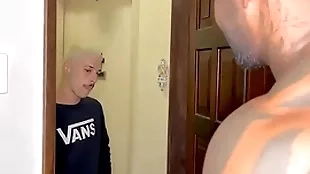 O filho novinho da vizinha veio pega açúcar e levou leite do negão dotado