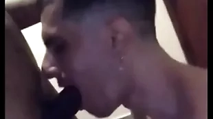 Traindo meu namorado no hotel com os novinhos pauzudos, me comeram gostoso e mamei muitos aquelas picas