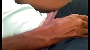 Vendedor de peixe com a mala coçando