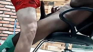 Barbeiro maduro safadao brincando com o pauzao polish off cliente negao gostoso